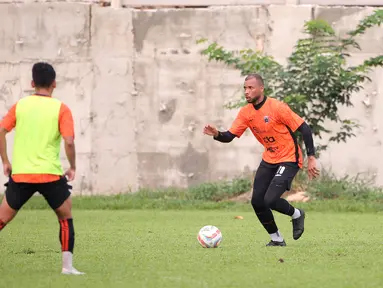Pemain Persija Jakarta, Gustavo Almeida (kanan) mengontrol bola saat pertandingan internal sesama pemain dalam sesi latihan yang berlangsung di Nirwana Park, Bojongsari, Depok, Jawa Barat, Senin (20/11/2023). (Bola.com/Ikhwan Yanuar)