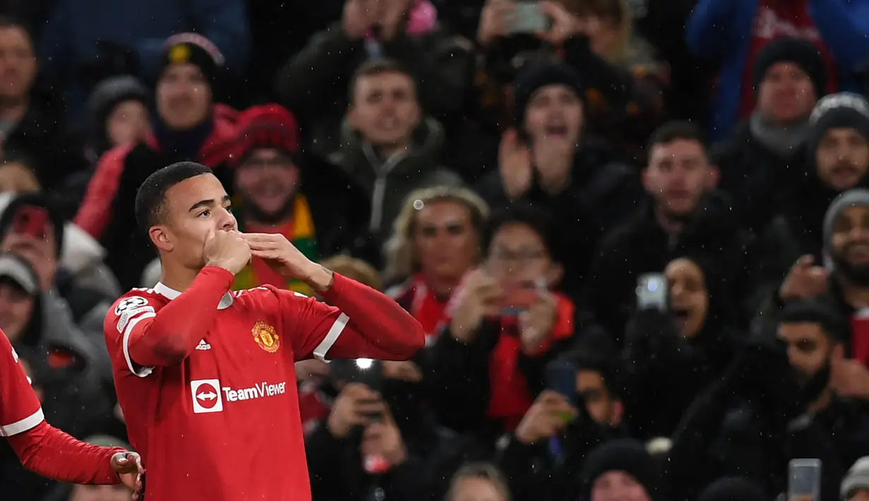 Penyerang Manchester United,  Mason Greenwood merayakan setelah mencetak gol ke gawang Young Boys pada pertandingan Grup F Liga Champions di stadion Old Trafford di Manchester, Inggris pada 8 Desember 2021. Greenwood dijadwalkan akan menjalani persidangan di bulan Februari 2023 nanti. Namun laporan Manchester Evening News mengklaim bahwa kasus Greenwood sudah tidak dilanjutkan. (AFP/ Paul Ellis)