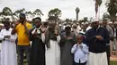 <p>Umat Muslim Kenya melaksanakan sholat Idul Fitri di luar Masjid As Salaam di Nairobi, Kenya, Senin, 2 Mei 2022. Umat Muslim di seluruh dunia merayakan akhir bulan suci Ramadhan. (AP Photo/Sayyid Abdul Azim)</p>