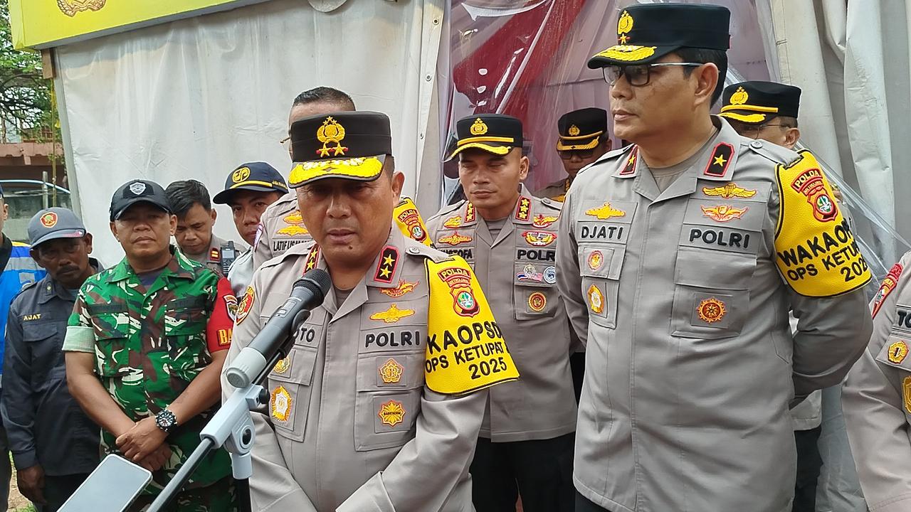 Tiba di Posko Pengamanan Mudik, Kapolda Metro Langsung Lihat Rekaman CCTV