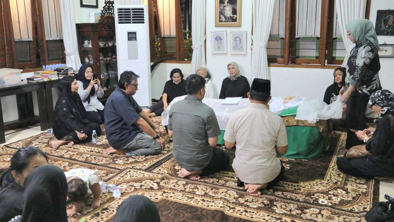 Mendagri Tito Karnavian saat menyambangi rumah duka Meriyati Roeslani Hoegeng di Pesona Khayangan Estate, Kota Depok