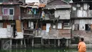 Seorang bocah duduk di pinggir sungai Roxi, Jakarta, Jumat (30/12). Badan Pusat Statistik (BPS) DKI menyatakan angka kemiskinan DKI Jakarta pada Maret 2016 sebesar 3,75 persen atau 384.000 orang. (Liputan6.com/Immanuel Antonius)