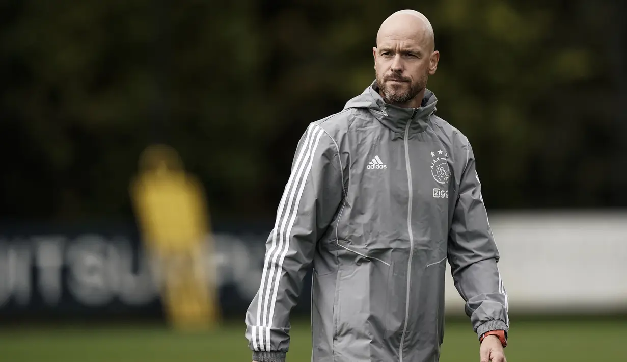 3. Erik Ten Hag - Pria berusia 49 tahun ini berhasil menyulap Ajax Amsterdam menjadi tim yang agresif. Selain itu Ia juga mampu memaksimalkan bakat muda seperti Frenkie De Jong, Matthijs De Ligt menjadi pemain yang fenomenal. (AFP/Kenzo Tribouillanrd)