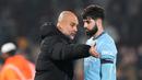 Pelatih Manchester City, Pep Guardiola, memberikan arahan kepada Josko Gvardiol, saat timnya ditahan imbang Brentford dalam laga pekan ke-21 Premier League 2024/2025 yang digelar di Gtech Community Stadium, Rabu (15/1/2025). (AP Photo/Alastair Grant)