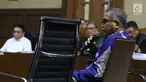 Plt Gubernur Aceh Nova Iriansyah menjawab pertanyaan saat menjadi saksi pada sidang dugaan suap terkait Dana Otonomi Khusus Aceh (DOKA) 2018 dengan terdakwa Irwandi Yusuf di Pengadilan Tipikor, Jakarta, Senin (10/12). (Liputan6.com/Helmi Fithriansyah)