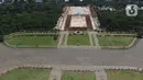 Suasana revitalisasi  taman sisi selatan Monunem Nasional, Jakarta, Rabu (29/1/2020). Berdasarkan hasil rapat koordinasi Pemprov bersama DPRD DKI Jakarta, proyek revitalisasi monas dihentikan sementara menunggu surat persetujuan dari Kemensetneg. (Liputan6.com/Herman Zakharia)