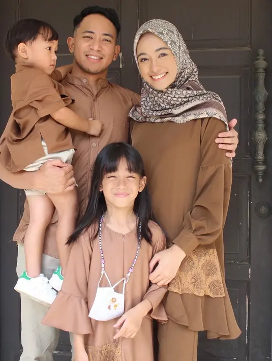 Poppy Bunga dan keluarga memilih tunik dengan detail renda dan ruffle cokelat yang minimalis (Foto: Instagram @poppybungariphat)