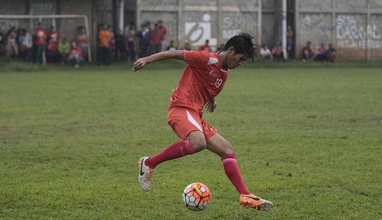 Penyerang Persija, Aldy Al Achya berusaha mengontrol bola pada latihan perdana jelang babak 8 besar Piala Jenderal Sudirman di Lapangan Sawangan, Depok, Jawa Barat, Jumat (4/12/2015). (Bola.com/Vitalis Yogi Trisna)