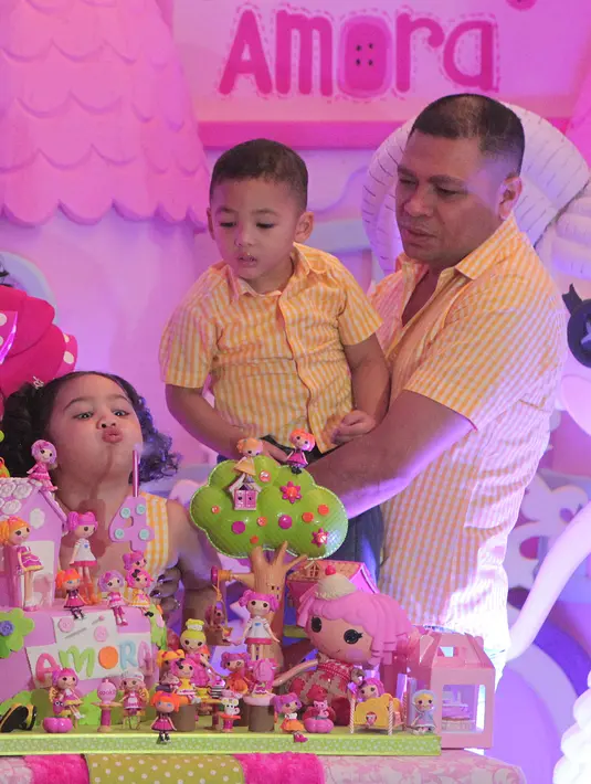 Krisdayanti mengaku ia sudah mengundang Azriel dan Aurel yang belum lama ini juga merayakan ulang tahun ke 17nya. (Galih W. Satria/Bintang.com)