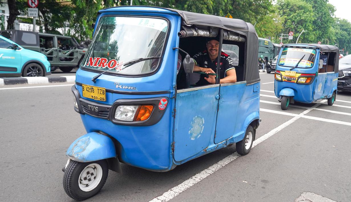 Momen santai Franco Morbidelli menikmati suasana Jakarta di dalam bajaj pada Selasa, (30/09/2025). (Dok.Pertamina Lubricants)
