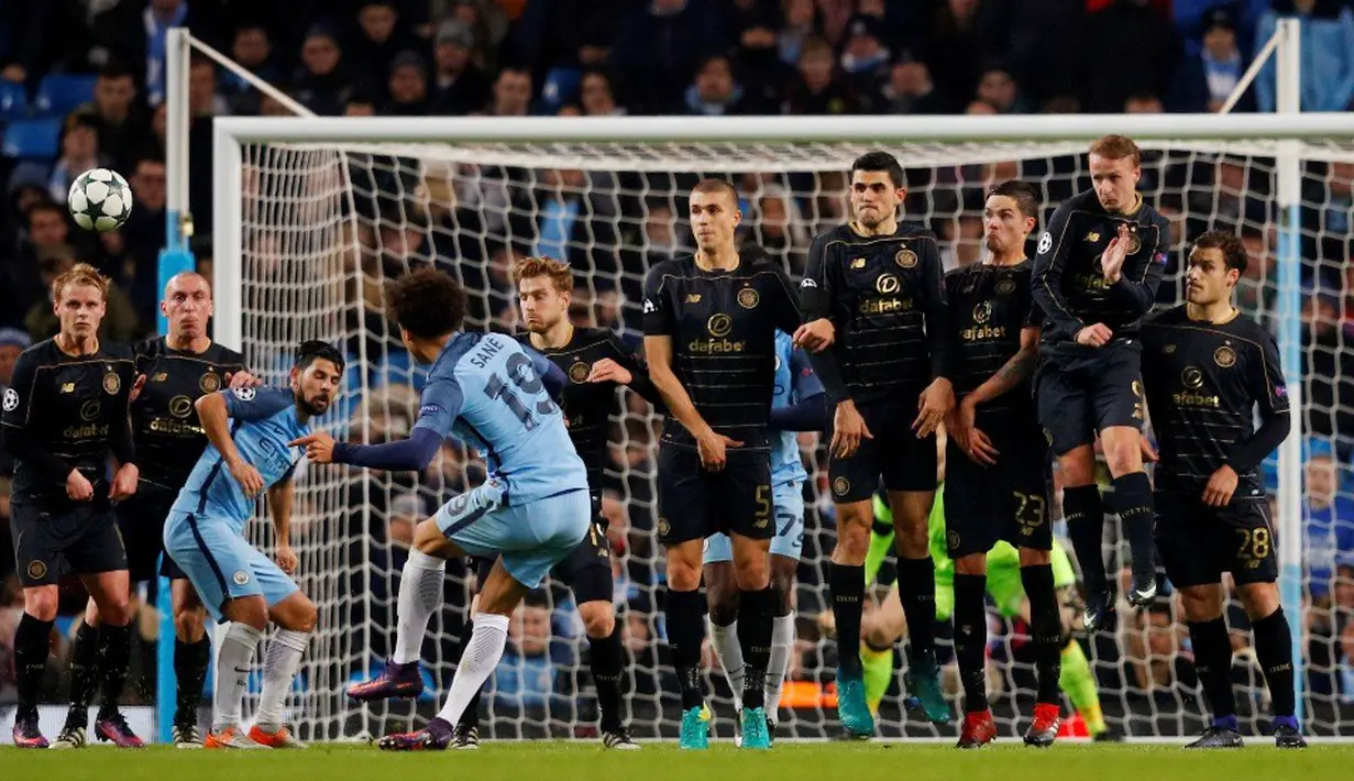 Tendangan bebas pemain Manchester City, Leroy Sane, berusaha menembus pertahanan pemain Celtic. (Reuters/Phil Noble)