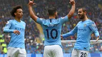 Penyerang Manchester City Sergio Aguero (tengah) merayakan gol ke gawang Cardiff City pada laga Liga Inggris di Cardiff City Stadium, Sabtu (22/9/2018). (AFP/Geoff Caddick)