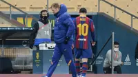 Penyerang Barcelona, Lionel Messi berjalan keluar lapangan setelah mendapat kartu merah melawan Athletic Bilbao pada final Piala Super Spanyol di stadion La Cartuja, Senin (18/1/2021). Aksi Messi memukul Asier Villalibre dikategorikan Marca masuk dalam pelanggaran pasal 98. (AFP/Cristina Quicler)