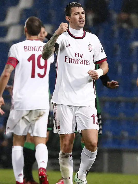 Bek AC Milan, Alessio Romagnoli  melakukan selebrasi usai mencetak gol ke gawang Sassuolo pada lanjutan Liga Serie A Italia di Stadion Mapei di Reggio Emilia (5/11). Milan menang dengan skor 2-0 atas Sassuolo. (Elisabetta Baracchi / ANSA via AP)