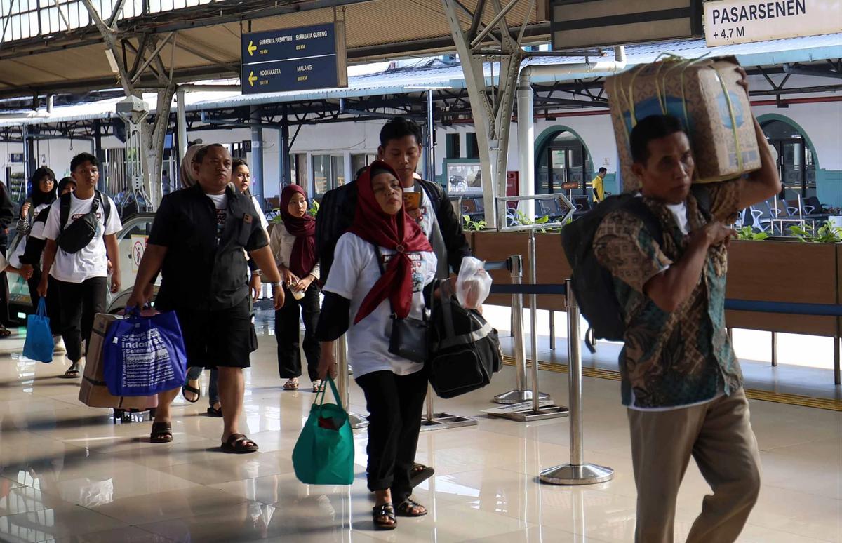 FOTO: Pemudik Mulai Padati Stasiun Pasar Senen Jelang Puncak Arus Mudik