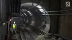 Pekerja melintas di Stasiun Mass Rapid Transit (MRT) Senayan, Jakarta, Senin (11/6). Progres pembangunan MRT Jakarta Fase I yang menghubungkan Lebak Bulus-Bundaran HI terus menunjukkan perkembangan. (Liputan6.com/Angga Yuniar)