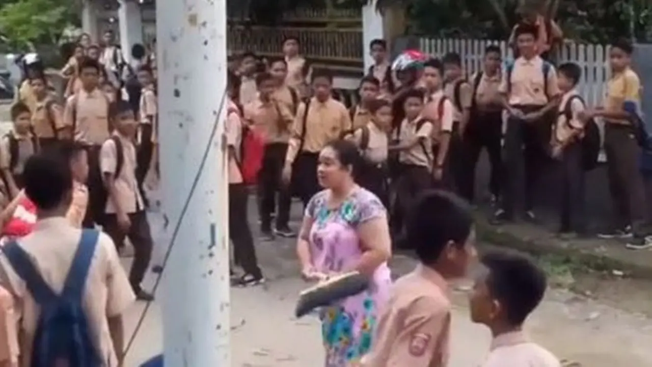 [Bintang] Dua Aksi Emak-emak yang Berhasil Bubarkan Tawuran, Keren Banget!