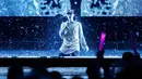 Penyanyi Justin Bieber saat membawakan lagu berjudul "Sorry" pada American Music Awards 2015 di Los Angeles, California (22/11). Album terbarunya Justin Bieber Purpose berhasil menduduki peringkat pertama di Billboard 200. (REUTERS/Mario Anzuoni)