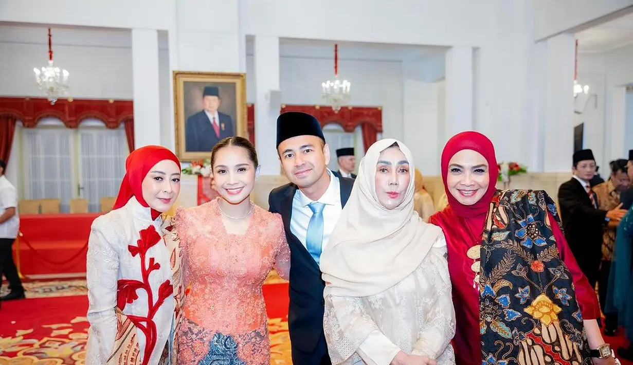 Melansir dari situs resminya, tas tersebut ditaksir seharga berkisar Rp53 juta-an. [@raffinagita1717].