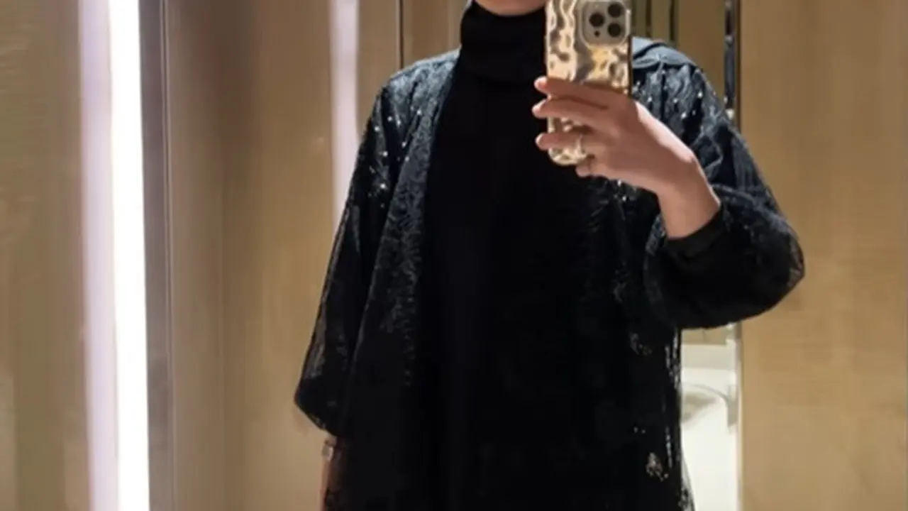 Outfit bukber artis pakai baju warna hitam