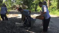Aksi Gotong Royong Warga Perbaiki Jalan Rusak di Cisolok Sukabumi Jelang Libur Lebaran