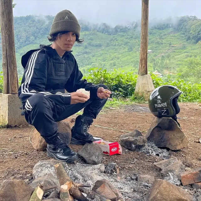 9 Potret Tampan Rizky Langit Ramadhan, Putra Semata Wayang Rossa yang Gemar Bergaya Kasual