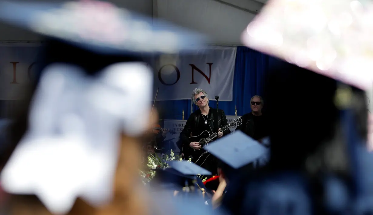 Musisi Jon Bon Jovi bersama bandnya tampil memberikan kejutan pada pesta kelulusan Universitas Fairleigh Dickinson di New Jersey, AS, Selasa (16/5). Jon Bon Jovi menyanyikan lagu Reunion, lagu tentang mengenang masa kebersamaan. (AP Photo/Julio Cortez)
