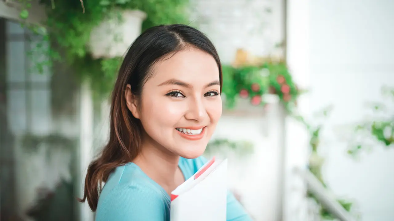 perempuan tersenyum