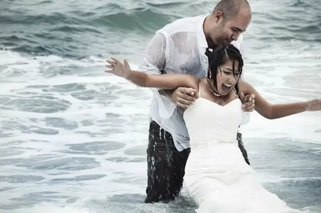 Ilustrasi pasangan melakukan tantangan 'trash your wedding dress.' (Sumber Wikimedia/Casa Fragma via Creative Commons)