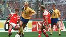 Denmark (merah) hanya berstatus sebagai pengganti Yugoslavia yang terlibat perang hanya 11 hari sebelum Piala Eropa 1992 dimulai. Namun, Denmark berhasil menjadi juara setelah mengalahkan juara Piala Dunia 1990, Jerman, 2-0 di final. (AFP/Boris Horvat)