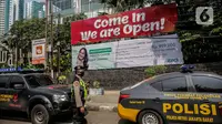 Polisi melakukan pengamanan di sekitar Hotel Holiday Inn, Gajah Mada, Jakarta, Minggu (25/4/2021). Satgas Penanganan COVID-19 menyiapkan Hotel Holiday Inn sebagai tempat karantina bagi 141 WNA khususnya asal India yang negatif COVID-19 untuk dipantau 14 hari ke depan. (Liputan6.com/Faizal Fanani)