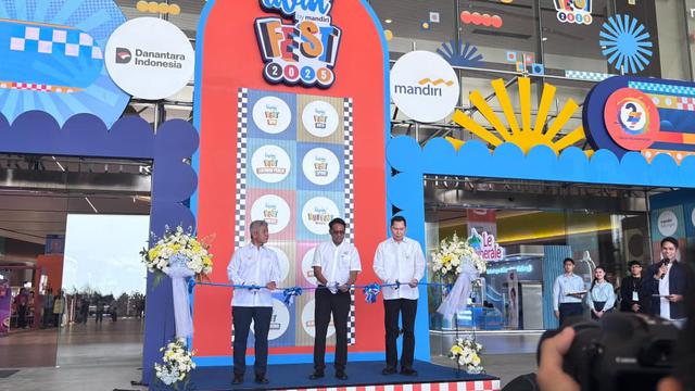 Seremoni pemotongan pita oleh Wakil Direktur Bank Mandiri, Henry Panjaitan, yang menandakan dibukanya acara Livin' Fest 2025.