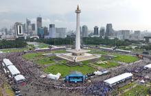 Antusiasme Tinggi! Warga Berburu Sembako dan Makanan Gratis di Monas