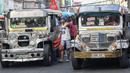 Jeepney pertama kali meluncur di jalanan Filipina tepat setelah Perang Dunia II – kendaraan berisik dan mengeluarkan asap yang awalnya terbuat dari sisa Jeep Amerika yang menjadi simbol nasional. (Ted ALJIBE / AFP)