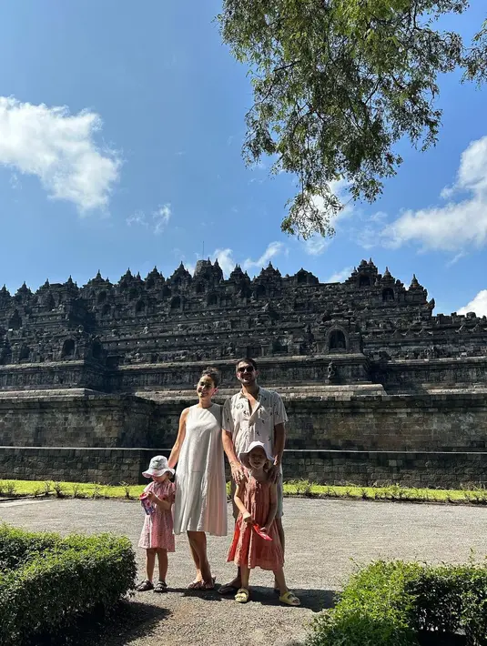 Marissa Nasution sedang menikmati liburan di Indonesia. Tidak sendiri, Marissa bersama suami dan dua anaknya. Perempuan berdarah Batak dan Jerman itu beserta keluarga mengunjungi Borobudur hingga main ke sawah. Berikut beberapa potret keseruan liburannya. [Instagram/marissaln]