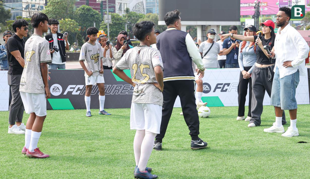 Para talenta muda Bekasi bermain, Ahmad Bustomi dan Daniel Sturridge pada acara Second Chance yang berkolabolasi dengan EA FC Mobile di Plaza dan Stadion Patriot Candrabhaga, Kota Bekasi, Minggu (29/3/2026) pagi. (Bola.com/Abdul Aziz)