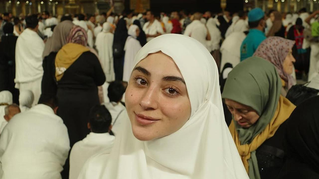 Perjalanan Ibadah, Potret Margin Wieheerm Tetap Bahagia Jalani Umrah Meski Tanpa Ali Syakieb