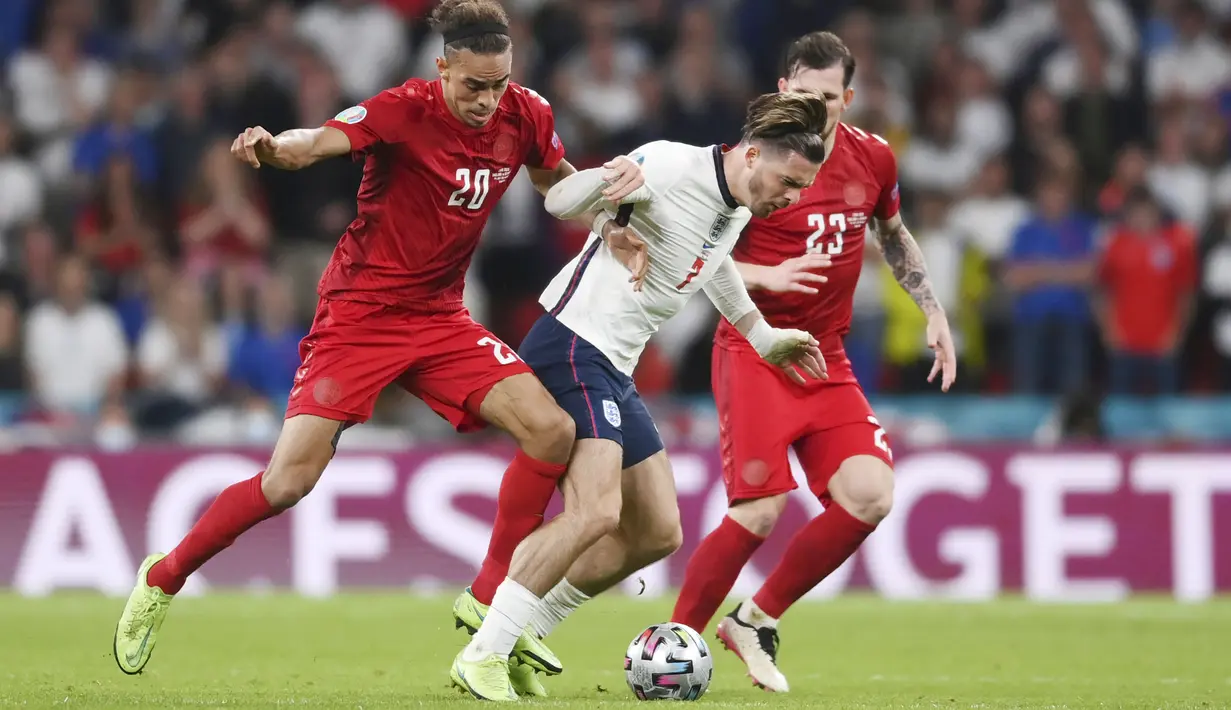 Jack Grealish - Kehadiran pemain Aston Villa yang masuk menggantikan Bukayo Saka di menit 69 ini membuat sektor kiri serangan Inggris menjadi lebih hidup. Pergerakannya benar-benar membuat para bek Denmark kocar-kacir. (Foto:AP/Laurence Griffiths, Pool)