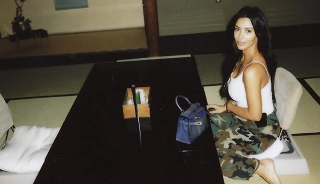 Bukan hanya sebagai seorang selebriti, Kim Kardashian sejak lama juga sudah menekuni bisnisnya. Tak hanya fashion, baru-baru ini Kim yang mengikuti perkembangan zaman juga merilis fidget spinner. (Instagram/kimkardashian)