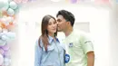 Aaliyah Massaid, yang kini tengah hamil, tampil menawan bersama sang suami. Ia mengenakan zipper shirt warna baby blue yang dipadukan dengan rok mini ruffle putih, menciptakan kesan segar dan manis. [@rieta_amilia/@syahnazs/@aaliyah.massaid].