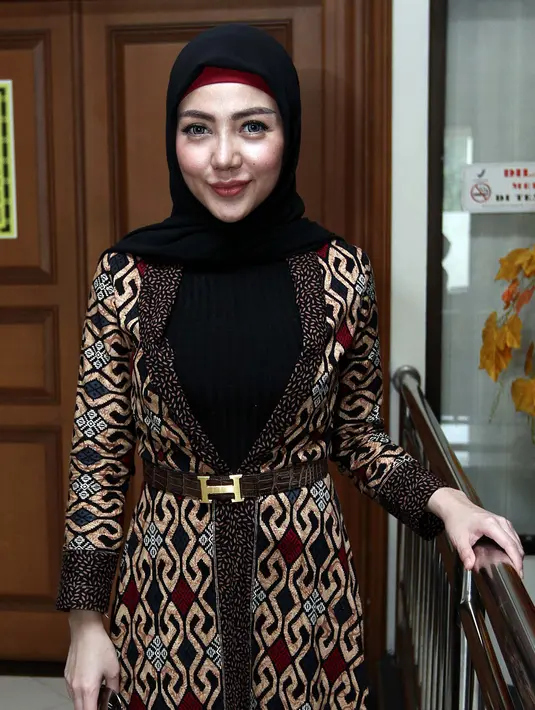 Pemeran dalam film Rumah Angker Pondok Indah, menjawab pertanyaan wartawan bahwa salah satu isi doanya, minta agar cepat-cepat selesai urusannya. Selama ini ia mengaku ribet dan pusing dengan urusan perceraiannya. (Deki Prayoga/Bintang.com)