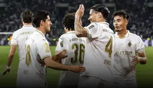 Kevin Diks dalam uji coba pramusim timnya, Borussia Monchengladbach, melawan Valencia di Borussia-Park, Minggu (3-8-2025). (Dok.borussia.com)