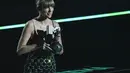 Taylor Swift saat meraih penghargaan untuk "Best Longform Video" selama MTV Europe Music Awards 2022 di Düsseldorf, Jerman (13/11/2022). Ini adalah kemenangan kedua Swift untuk Best Video. Dia menang tiga tahun lalu untuk 'ME!' yang merupakan kolaborasi dengan Brendon Urie. (AFP/Sascha Schuermann)