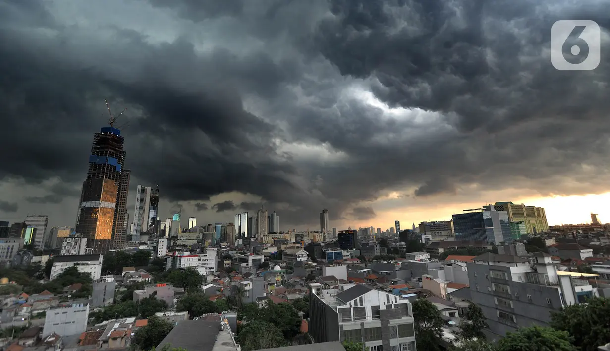 Awan kumulonimbus menyelimuti langit di kawasan Thamrin, Jakarta, Senin (23/12/2019). Badan Meteorologi Klimatologi dan Geofisika (BMKG) memprediksi kawasan Jabotabek berpotensi mengalami peningkatan curah hujan selama sepekan mendatang. (merdeka.com/Arie Basuki)