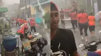 Viral Aksi Emak-Emak Nekat Olahraga Saat Hujan Badai, Bikin Warganet Geger