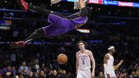 Anthony Davis melakukan dunk saat Lakers melawan Thunder di laga NBA  (AP)