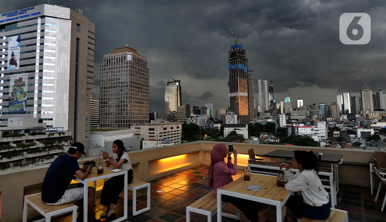 Awan kumulonimbus menyelimuti langit di kawasan Thamrin, Jakarta, Senin (23/12/2019). Badan Meteorologi Klimatologi dan Geofisika (BMKG) memprediksi kawasan Jabotabek berpotensi mengalami peningkatan curah hujan selama sepekan mendatang. (merdeka.com/Arie Basuki)