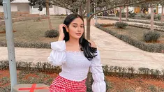 Kerap disapa dengan panggilan Jasmine, aktris berusia 23 tahun ini tengah berperan dalam sinetron Roda Roda Gila yang tayang di SCTV. Beradu akting dengan Esta Pramanita dan Nadira Sungkar, ia pun berperan sebagai Tisa dalam sinetron tersebut. Masuk dalam sinetron SCTV, kini namanya pun kian populer di kalangan pecinta layar kaca. (Liputan6.com/IG/@jasmineelfirabs)