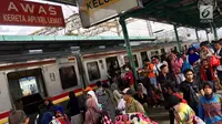 Sejumlah penumpang bersiap menaiki KRL Commuter Line di Jakarta, Sabtu (27/1). PT Kereta Commuter Indonesia juga mematok pendapatan sekitar Rp 2,7 triliun. (Liputan6.com/Immanuel Antonius)