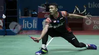 Tunggal putra Indonesia, Jonatan Christie, berusaha mengembalikan kok saat melawan Chou Tien Chen pada laga Indonesia Open 2019 di Istora Senayan, Jakarta, Jumat (19/7). Jojo kalah 21-16, 18-21 dan 14-21. (Bola.com/Peksi Cahyo)